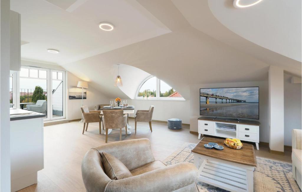 un salon avec une table et une télévision dans l'établissement Baltischer Hof Apartment 68, à Boltenhagen