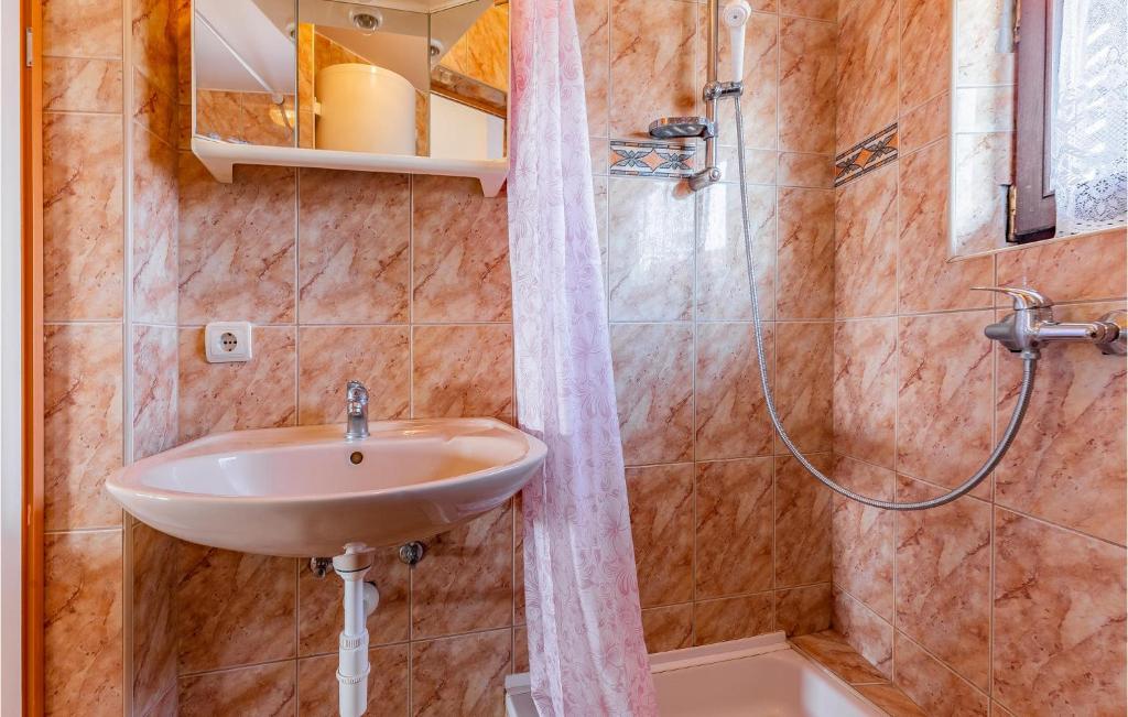 حمام في 1 Bedroom Awesome Apartment In Liznjan