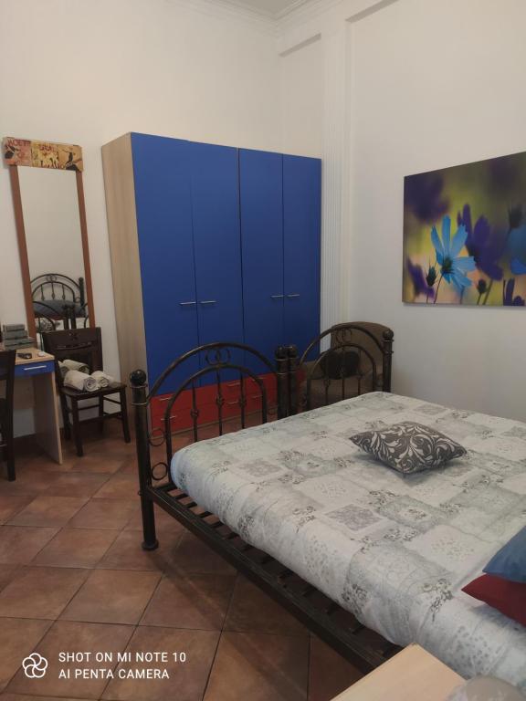 A bed or beds in a room at Guglielmo room's B&B