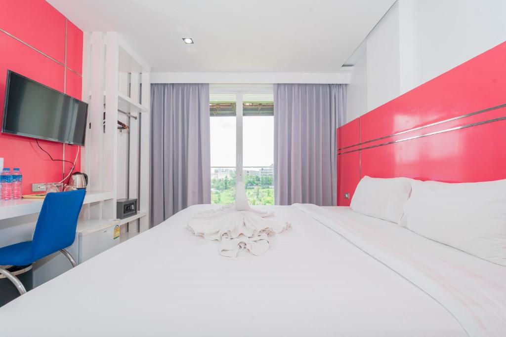 Postel nebo postele na pokoji v ubytování Patong Diamond Hotel