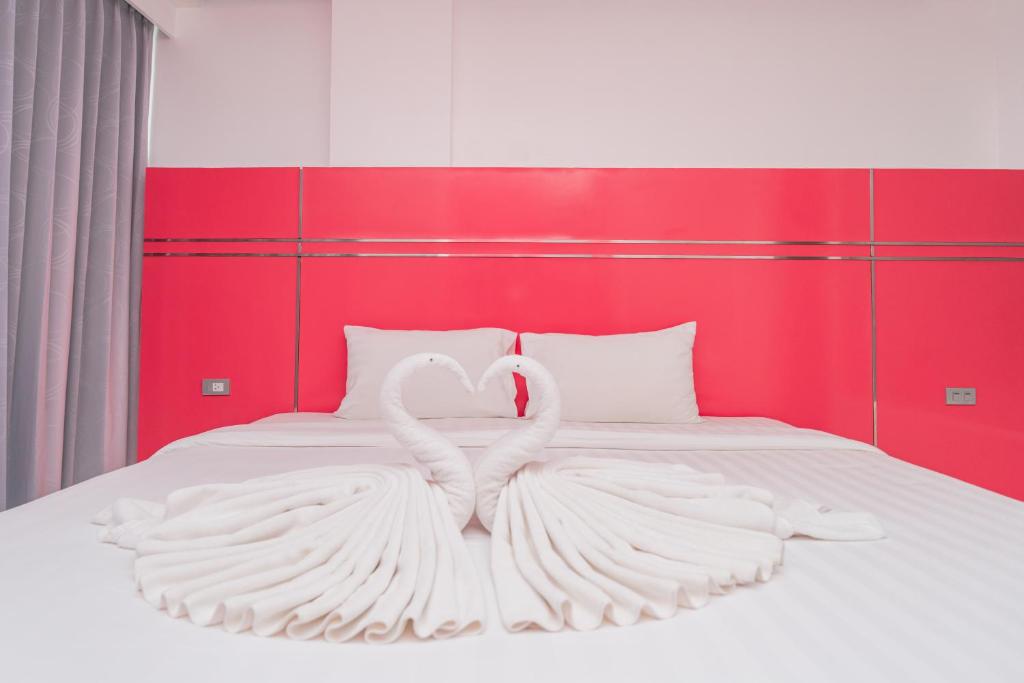 Postel nebo postele na pokoji v ubytování Patong Diamond Hotel
