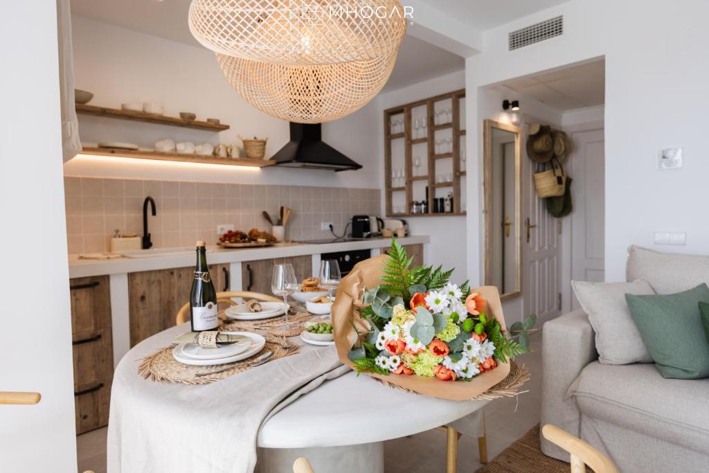 tavolo da pranzo con bouquet di fiori di Casa LA MAR imperial park - Calpe Costa Blanca a Calpe