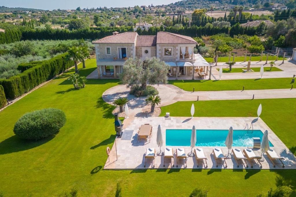 Bazén v ubytování Luxuriöses Landhaus mit Whirlpool im Freien und Pool, ideal für Veranstaltungen nebo v jeho okolí