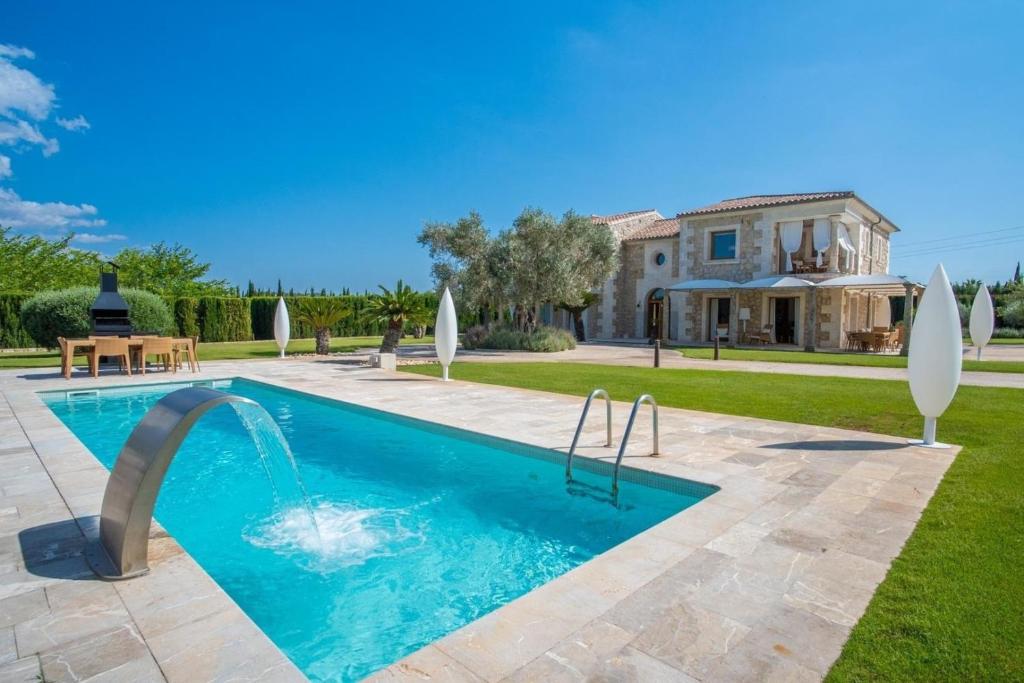 Πισίνα στο ή κοντά στο Luxuriöses Landhaus mit Whirlpool im Freien und Pool, ideal für Veranstaltungen