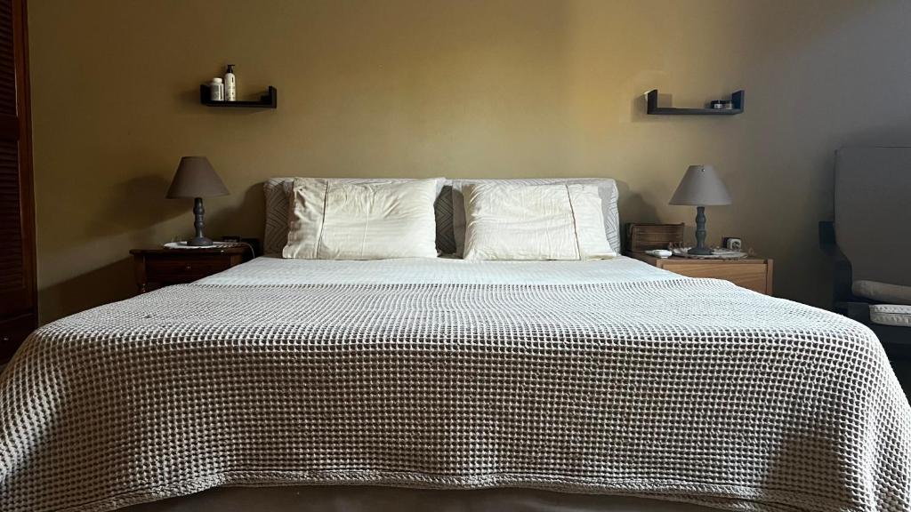 Postel nebo postele na pokoji v ubytování Marios House