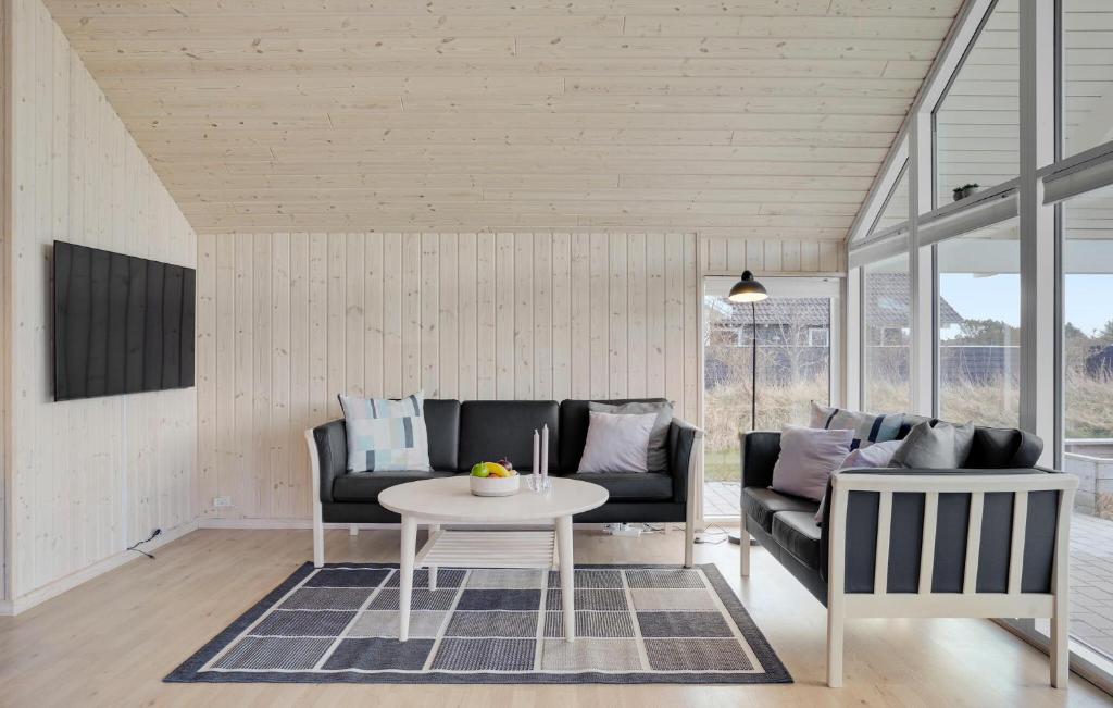 Posezení v ubytování Amazing Home In Løkken With Sauna