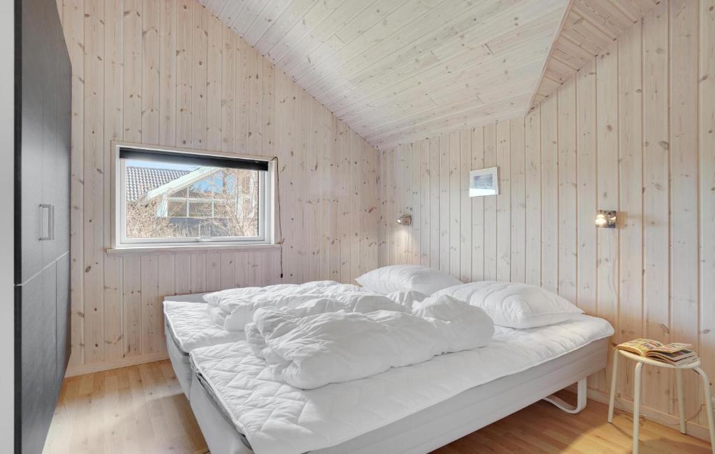 Postel nebo postele na pokoji v ubytování Amazing Home In Løkken With Sauna