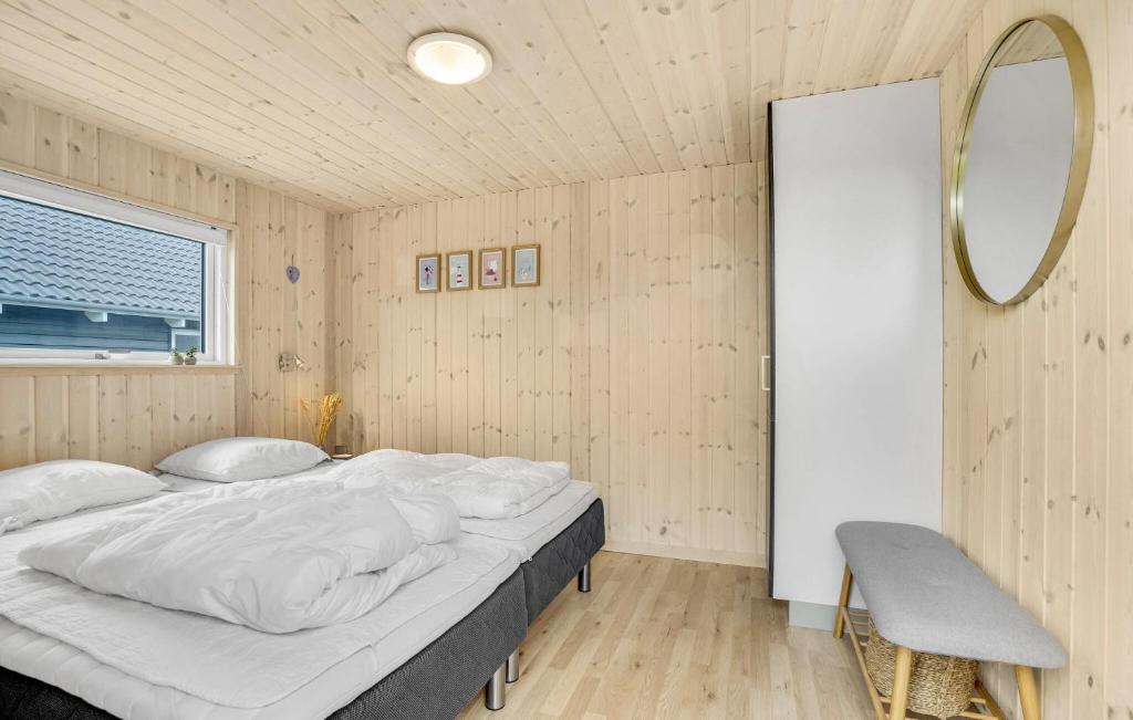 Postel nebo postele na pokoji v ubytování Amazing Home In Løkken With Sauna