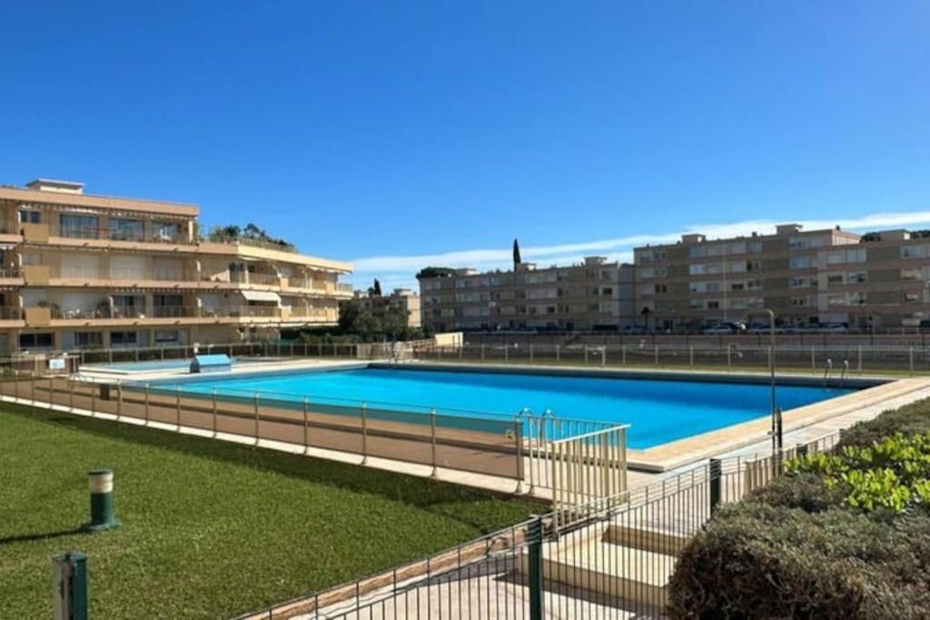 une grande piscine avec des bâtiments en arrière-plan dans l'établissement Mandelieu proche des plages, à Mandelieu-la-Napoule