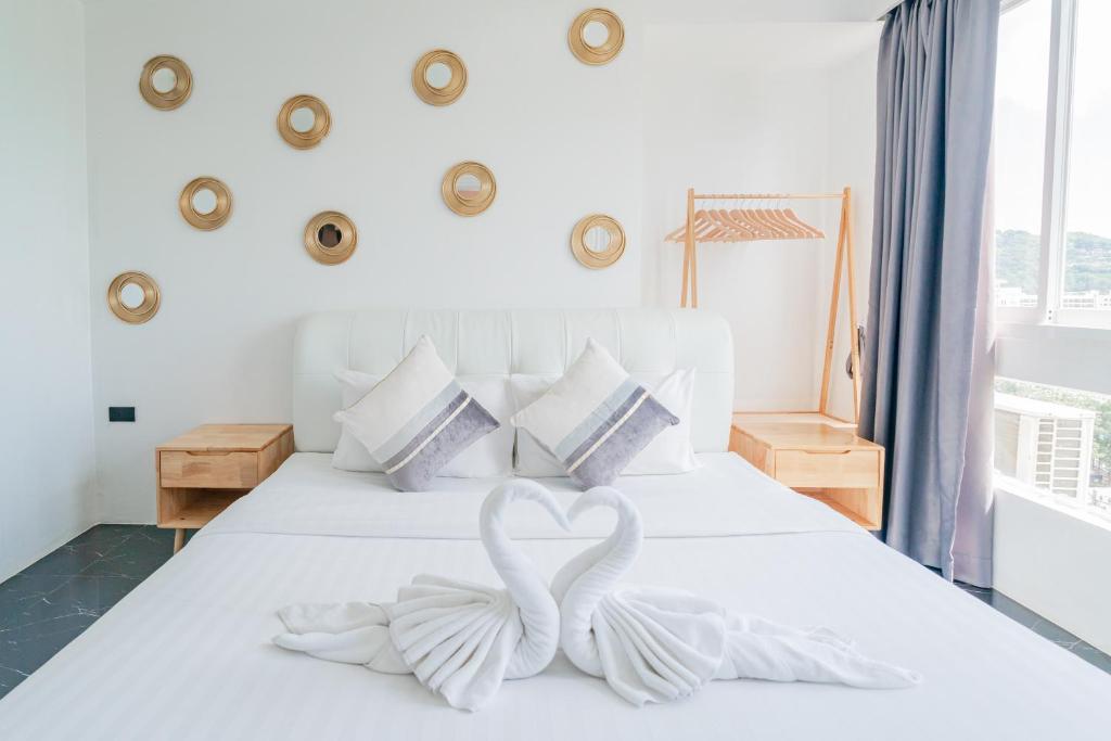Postel nebo postele na pokoji v ubytování Patong Diamond Hotel