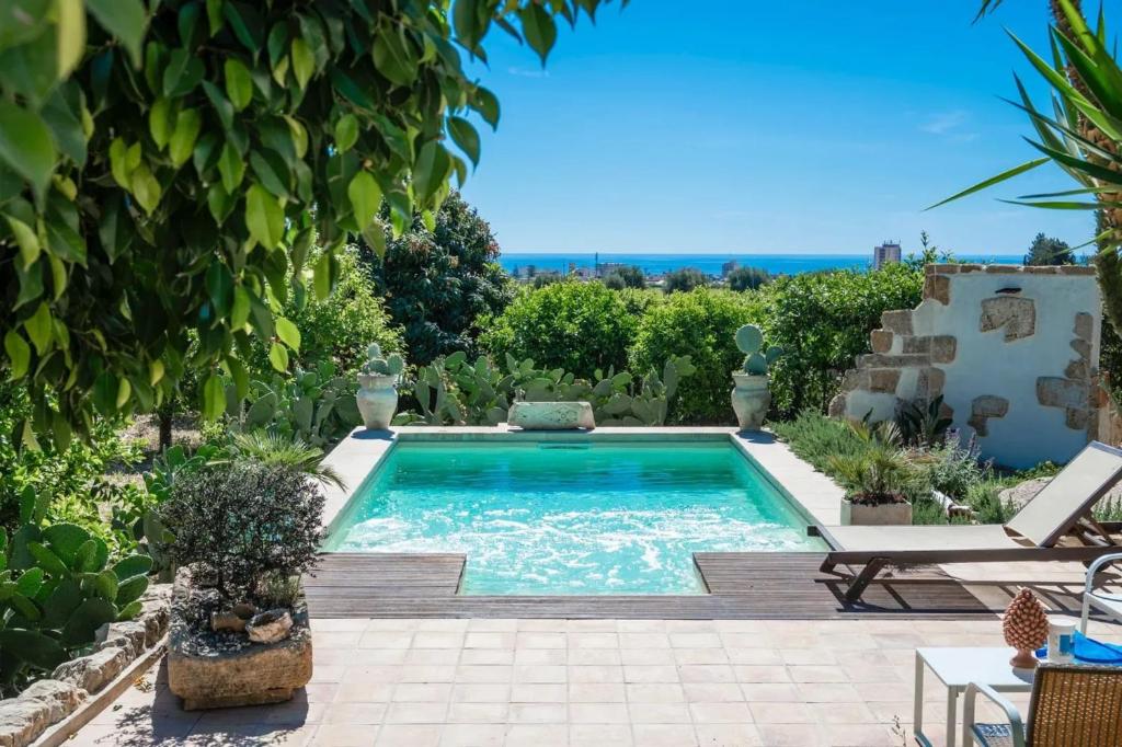 House with pool and jacuzzi in Avola