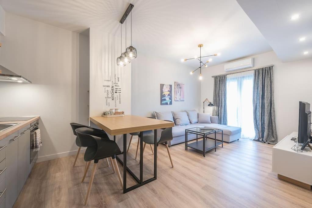 kuchnia i salon ze stołem i kanapą w obiekcie Superior Αpartment w Atenach