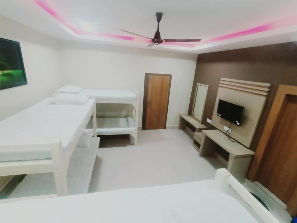 GRACE INN GUEST HOUSE, Near Airport and Ion Digital - Cama De Solteiro Na Sala De Dormitório Masculino