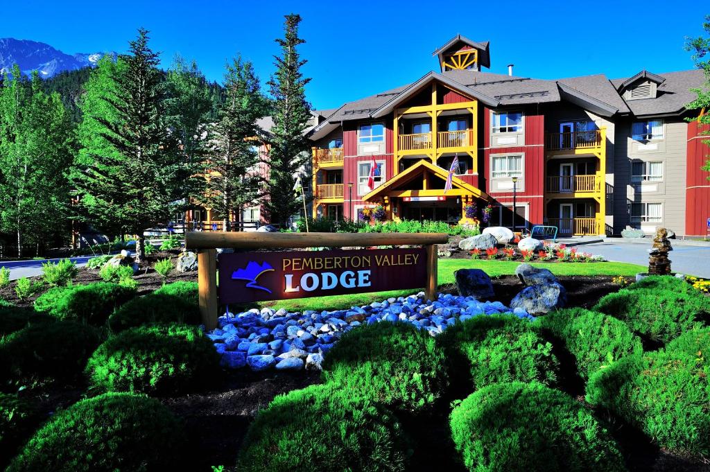 un panneau en face d'un grand bâtiment avec un complexe dans l'établissement Pemberton Valley Lodge, à Pemberton