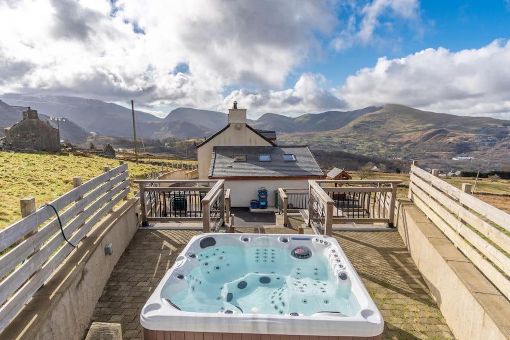 Breathtaking Luxury Four Bed Cottage With Hot Tub, Dinorwic (updated