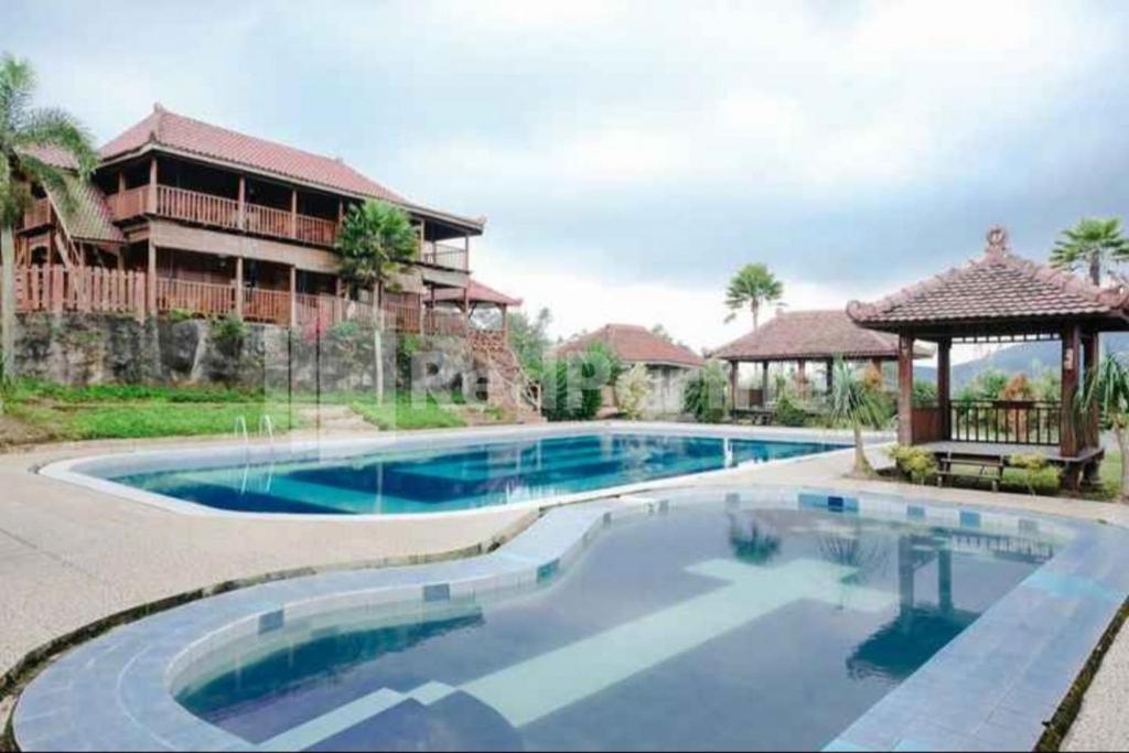 Bazén v ubytování Grand Pujon View Hotel And Resort Mitra RedDoorz nebo v jeho okolí