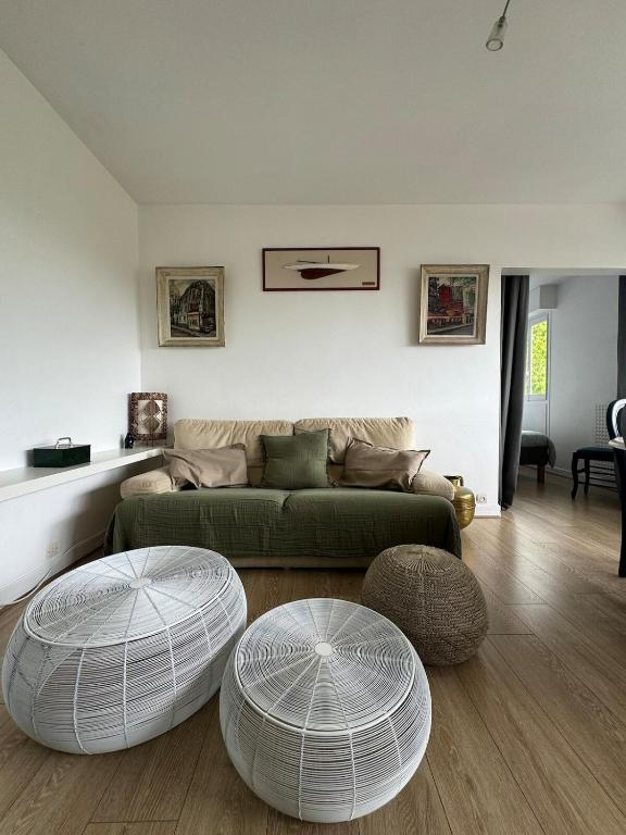 un salon avec un canapé et deux tables rondes dans l'établissement Appart' La Rochelle, parking & terrasse, 4 pers, à La Rochelle