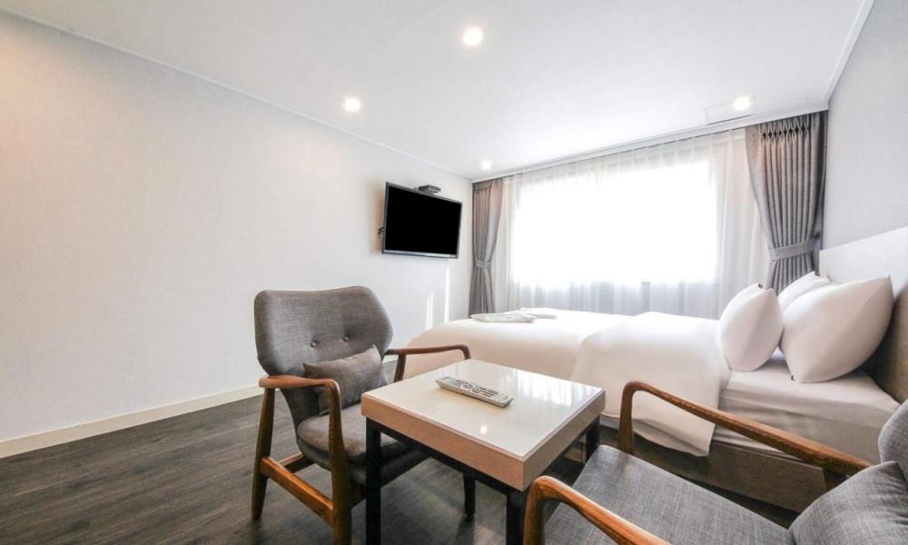 TV a/nebo společenská místnost v ubytování Anyang ILLOWA Hotel