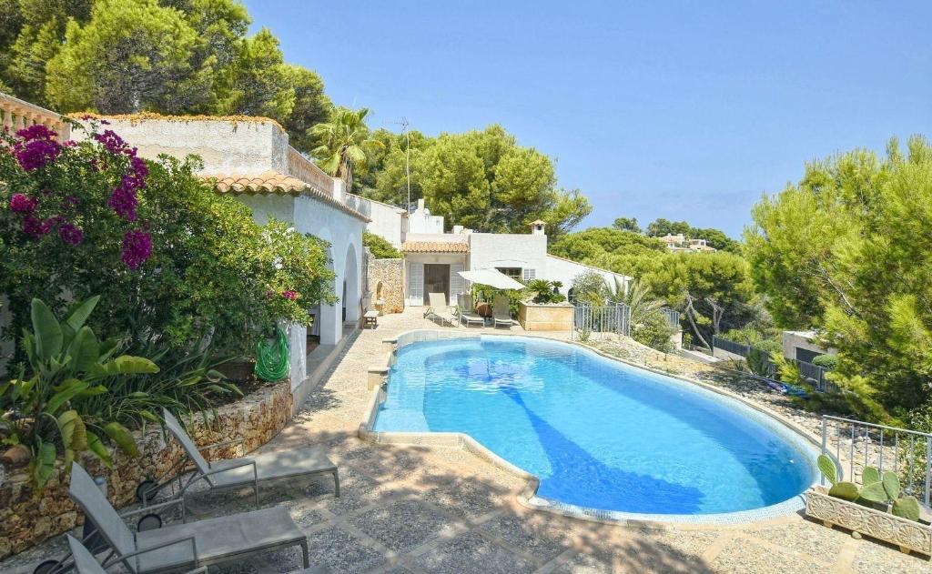 a swimming pool in front of a house at Unglaubliche Villa mit Meerblick und Pool in Font de Sa Cala