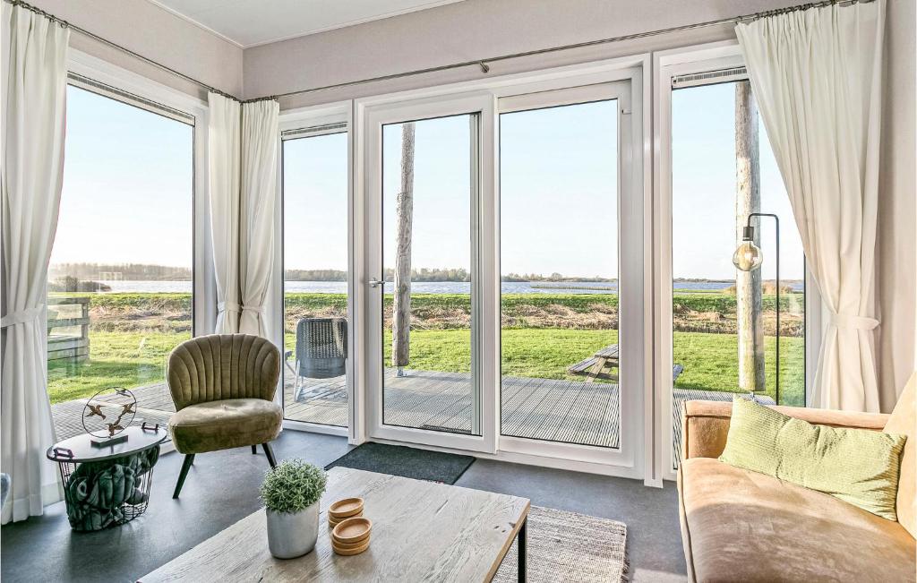 Posezení v ubytování 3 Bedroom Stunning Home In Lauwersoog