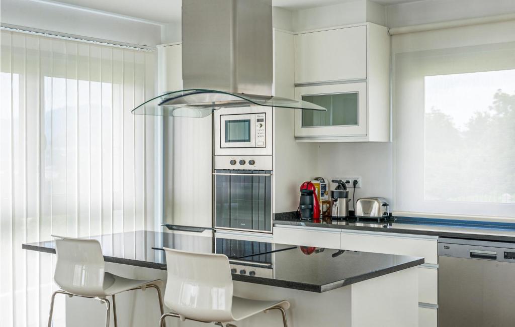 A kitchen or kitchenette at Awesome Home In Noia With Wifi