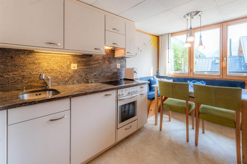 Kuchyň nebo kuchyňský kout v ubytování Chalet Chrumm