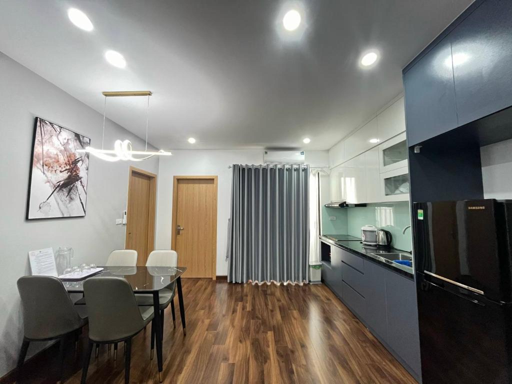 Thái NguyênにあるLuxury 2bed apart- Tecco thịnh đán thai nguyên - Samsung 20minのテーブルと椅子のあるキッチンとダイニングルーム