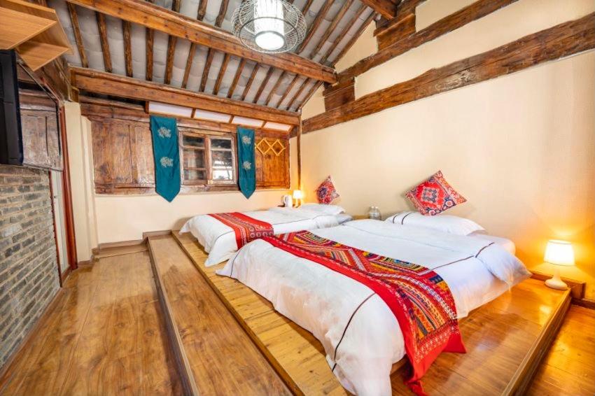 Postel nebo postele na pokoji v ubytování 丽江古城栖旅民宿 qī lǚ lnn old town lijiang