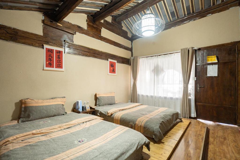 Postel nebo postele na pokoji v ubytování 丽江古城栖旅民宿 qī lǚ lnn old town lijiang