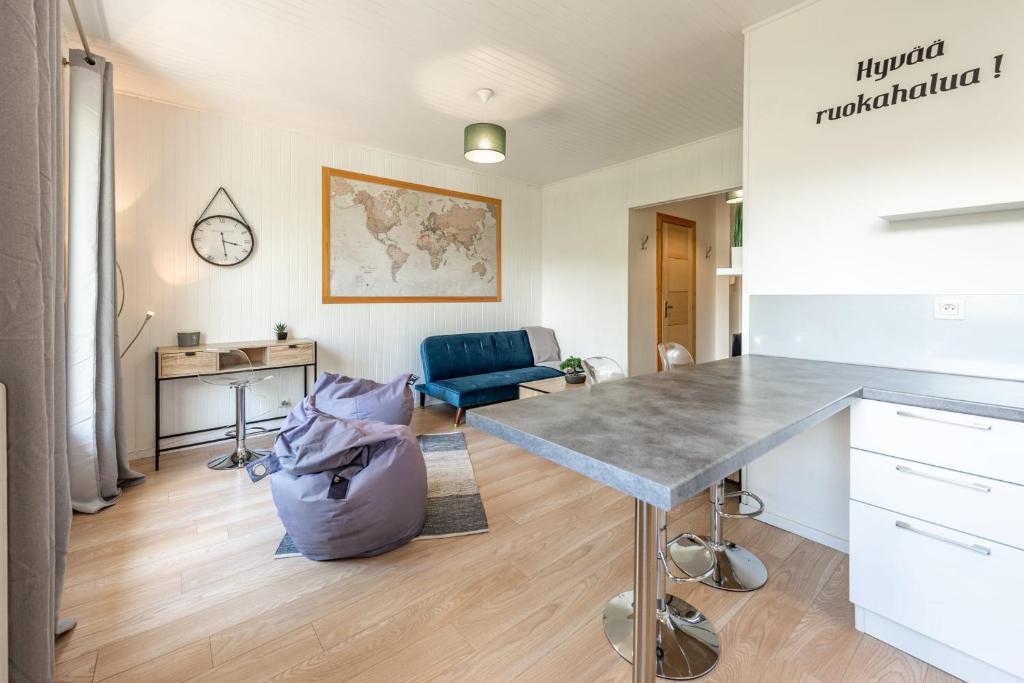une cuisine avec une table et une chaise dans une pièce dans l'établissement Beau Soleil Appartement au centre ville, à Annecy