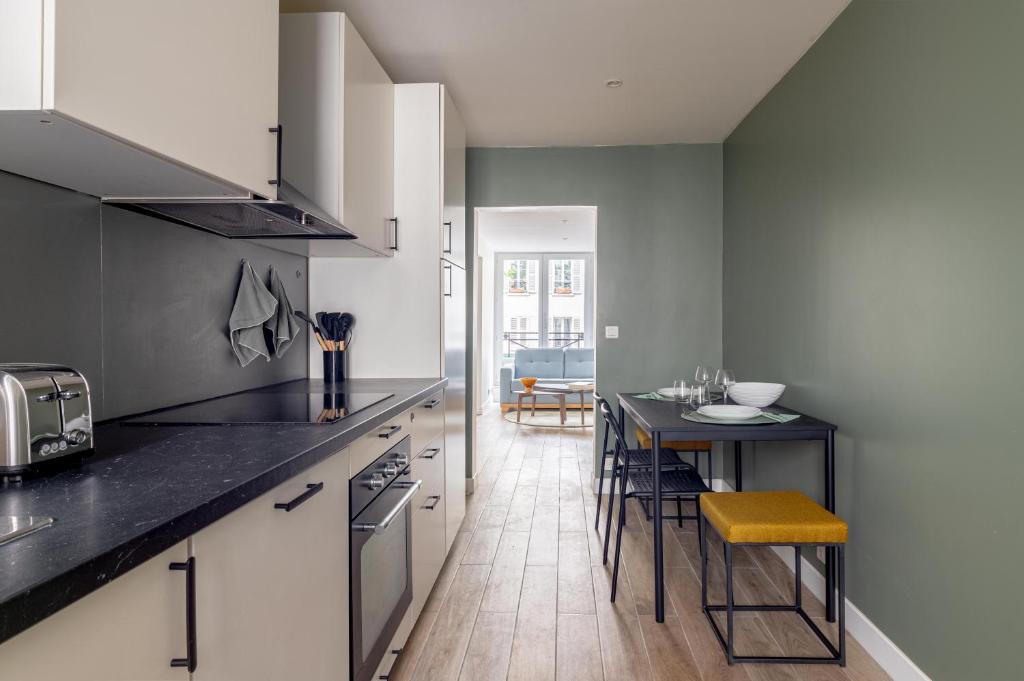 une cuisine avec un comptoir et une table à l'intérieur dans l'établissement Charming Apartment 1 BED 4PPL Near the Center, à Paris
