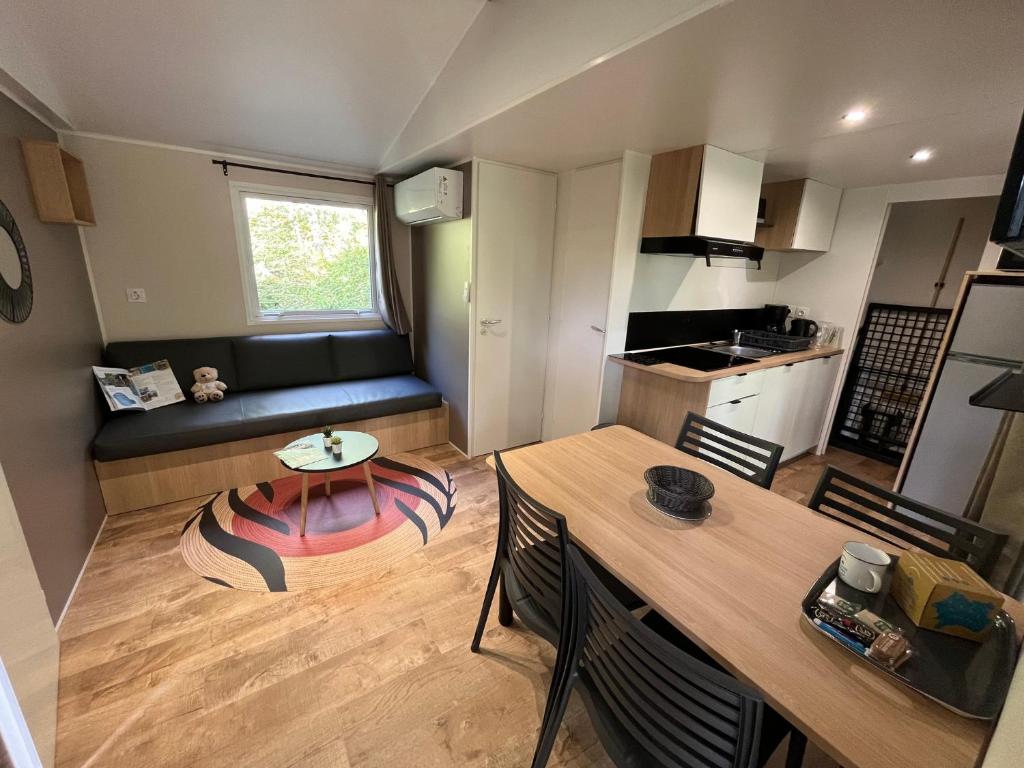 Kuchyň nebo kuchyňský kout v ubytování Camping de Santenay