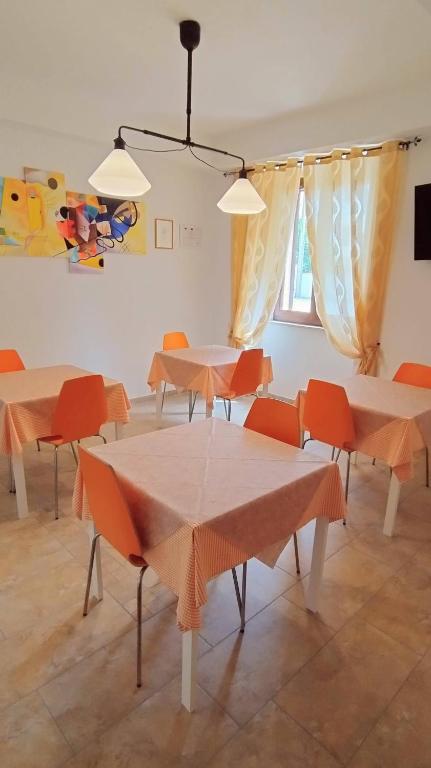 Televízia a/alebo spoločenská miestnosť v ubytovaní B&B Vetralla