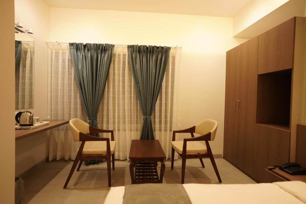 TV a/nebo společenská místnost v ubytování A Square Executive Hotel