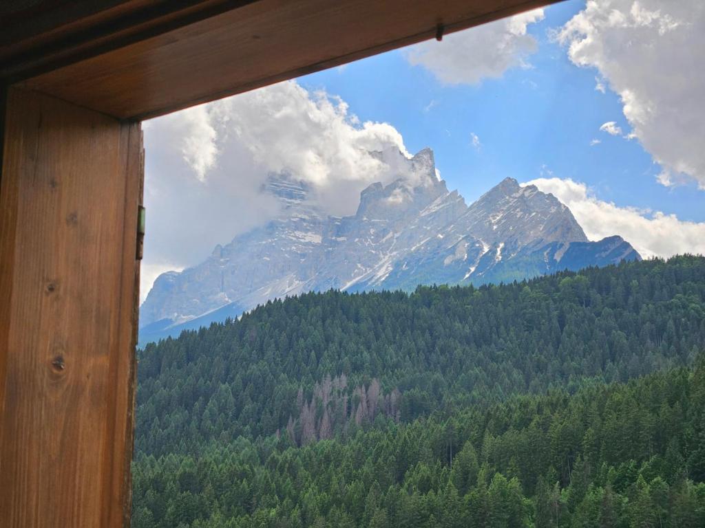 Nespecifikovaný výhled na hory nebo výhled na hory při pohledu z hotelu