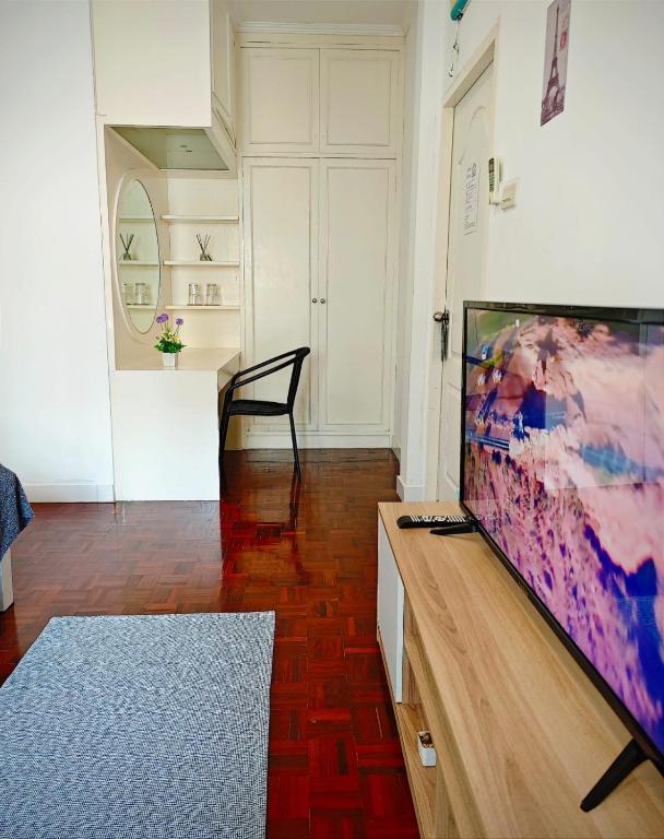 TV a/nebo společenská místnost v ubytování homey stay and cafe by hematoa
