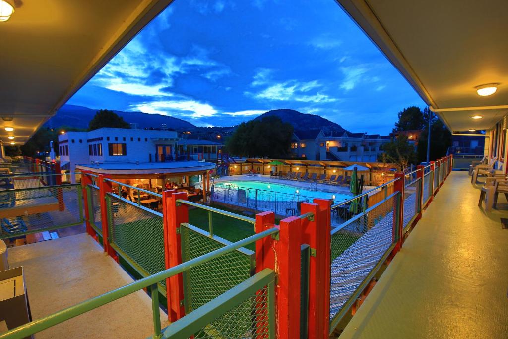 Bazén v ubytování Bowmont Motel nebo v jeho okolí