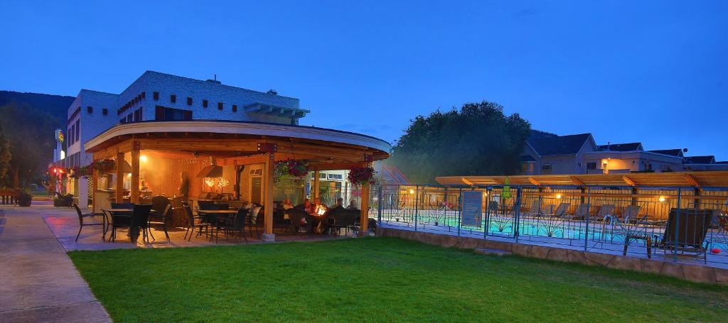 Bazén v ubytování Bowmont Motel nebo v jeho okolí