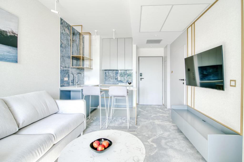 TV a/nebo společenská místnost v ubytování Apartamenty Premium N11 Mikołajki - Destigo Hotels