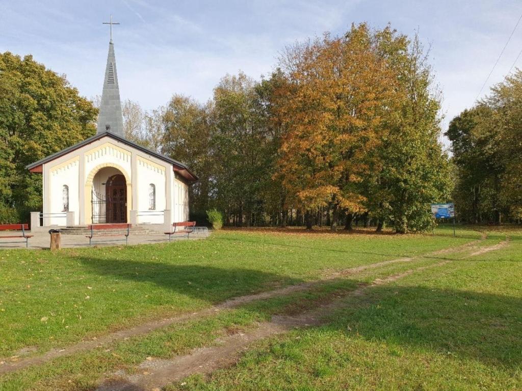 Fotografia z galérie ubytovania Freistehendes Ferienhaus beim Wellnessbad mit eingezäuntem Garten und Terrasse v destinácii Birkamajor