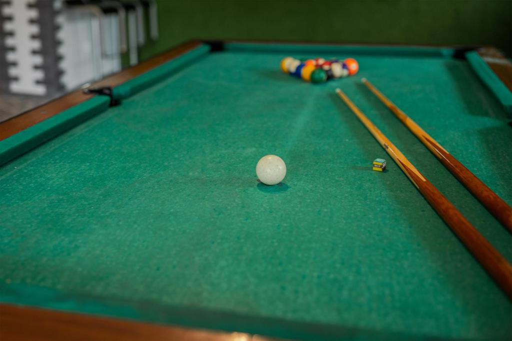 Biliár nebo kulečník v ubytování Ośrodek Wypoczynkowy Leśne Ustronie
