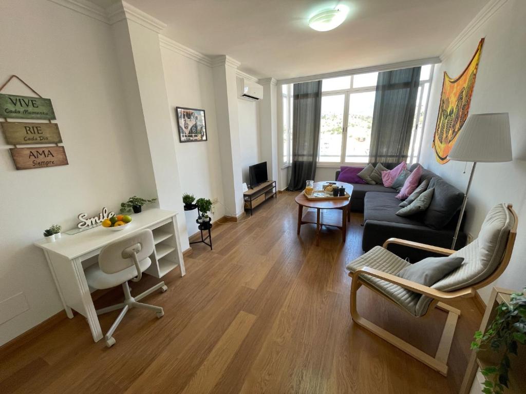 salon z kanapą i stołem w obiekcie Sunny 3 bed apartment only 7 minute walk from beac w mieście La Herradura