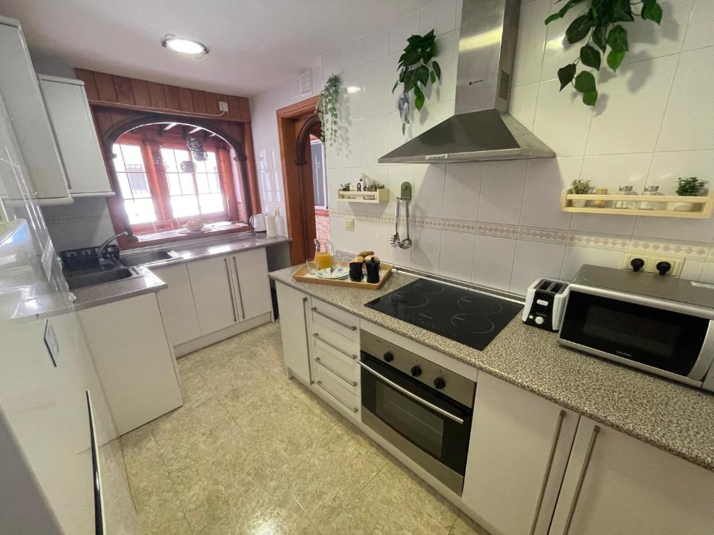 Kuchnia lub aneks kuchenny w obiekcie Sunny 3 bed apartment only 7 minute walk from beac