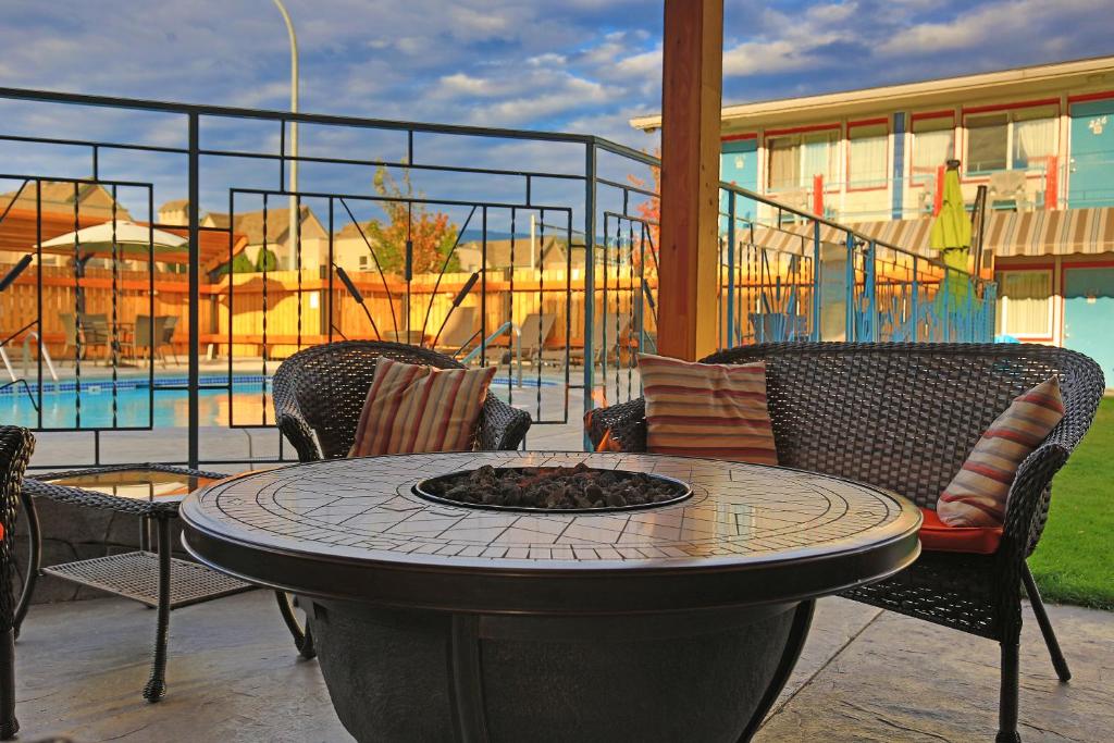 Bazén v ubytování Bowmont Motel nebo v jeho okolí
