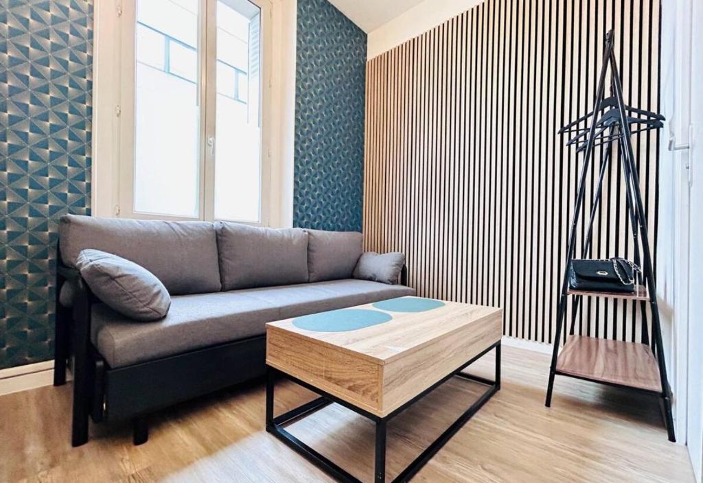 un salon avec un canapé et une table basse dans l'établissement Le cocon de Victor, à Ivry-sur-Seine