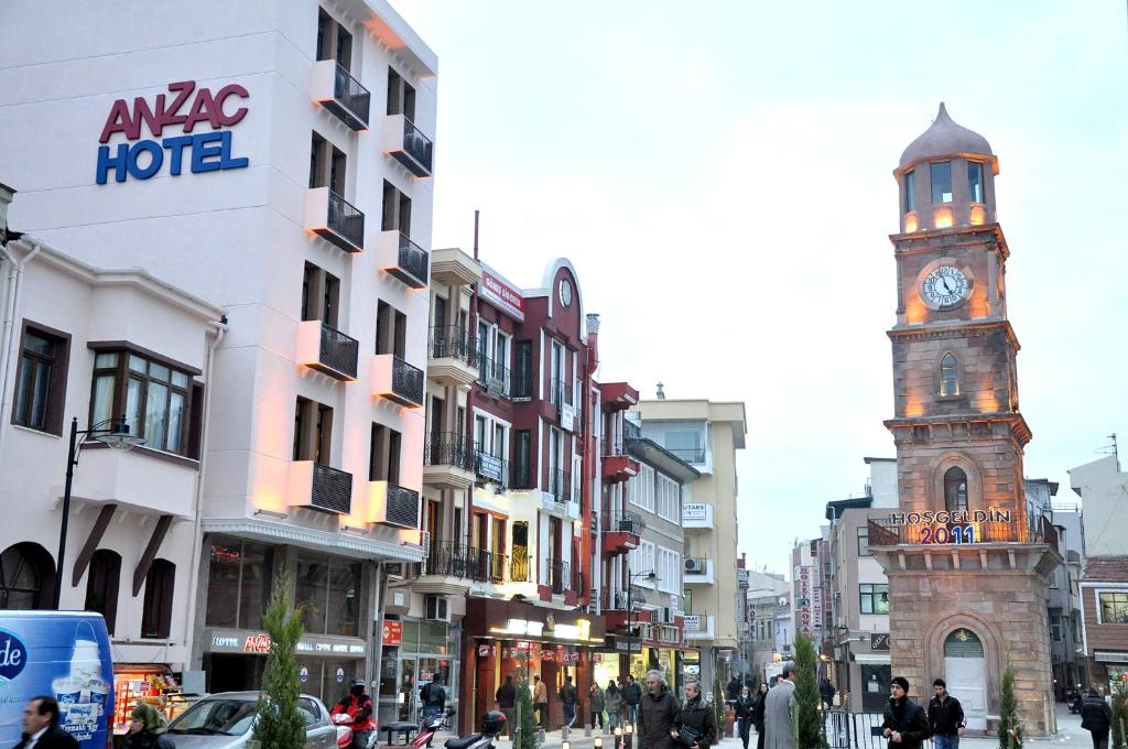 una torre del reloj en medio de una calle de la ciudad en Anzac Hotel, en Canakkale