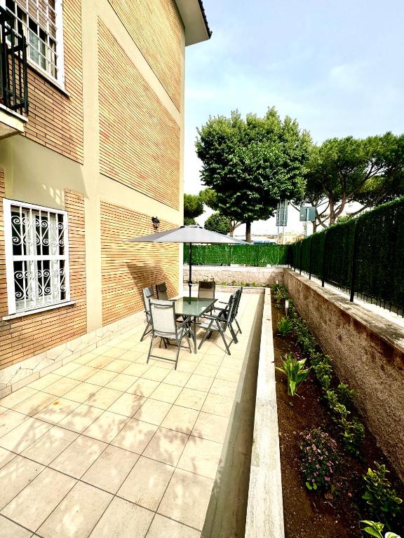 a patio with a table and chairs next to a building at Licheni R-home in Rome