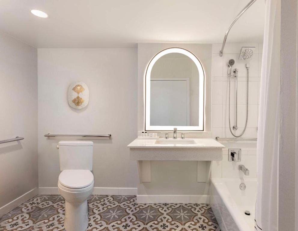 The Singer Oceanfront Resort, Curio Collection by Hilton - 