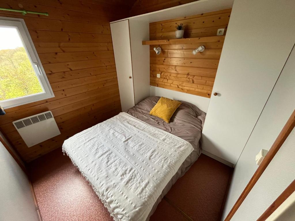 Postel nebo postele na pokoji v ubytování Camping de Saulieu