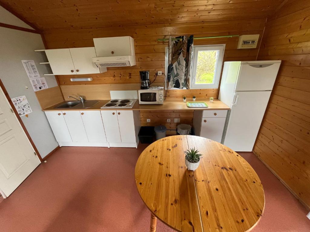 Kuchyň nebo kuchyňský kout v ubytování Camping de Saulieu